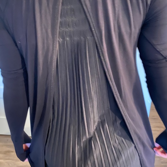 Lululemon open back with hidden detail long sleeved shirt - Picture 2 of 5